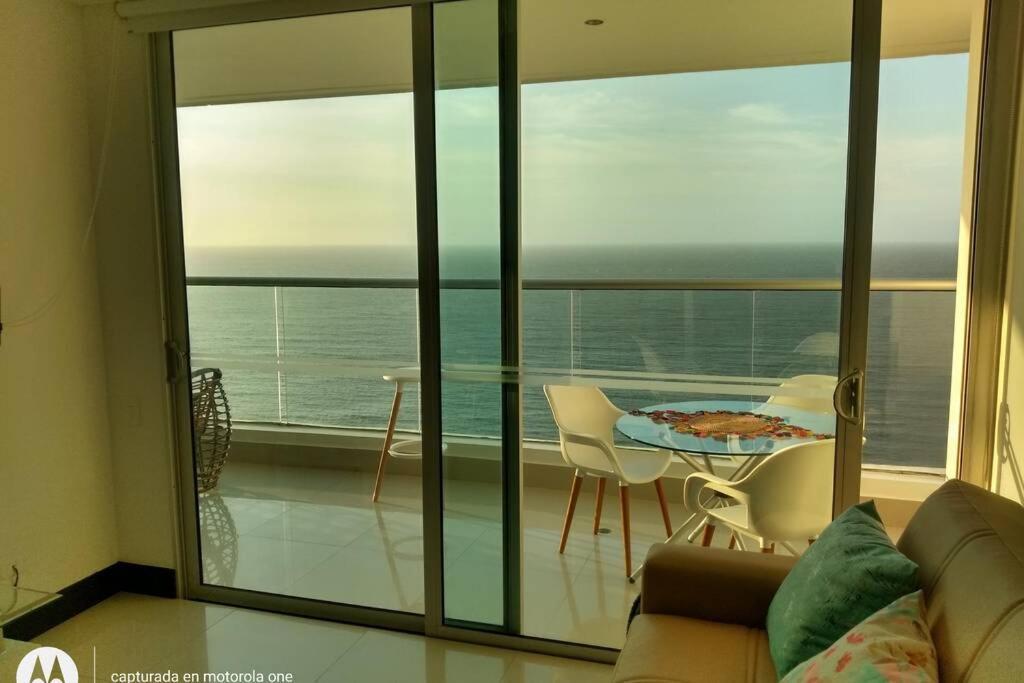 Caminando Hacia La Playa * Cartagena